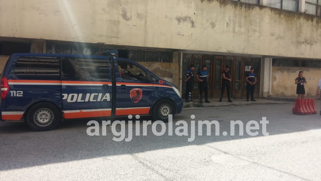 Çfarë po ndodh në Gjirokastër, policia rrethon KZAZ-në (FOTO)