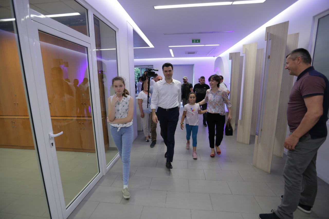 Basha me të dy vajzat dhe bashkëshorten në protestën e opozitës (FOTO)