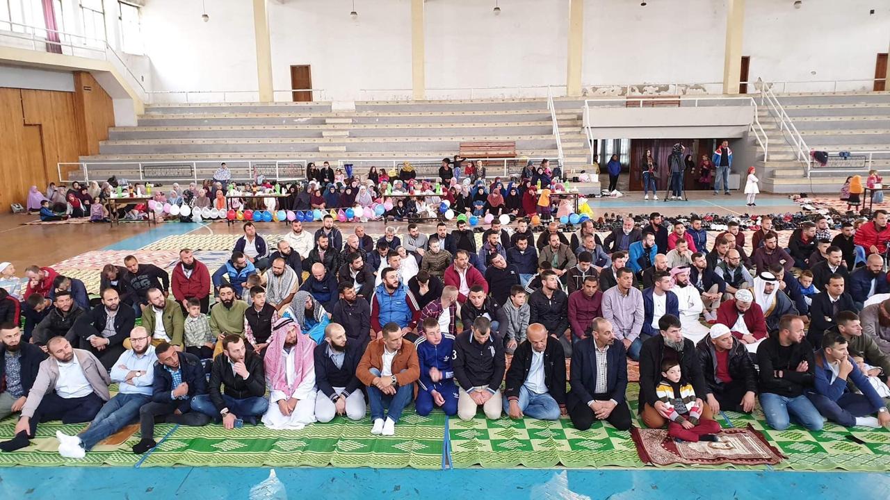 Myslimanët e Gjirokastrës falin namazin e Fiter Bajramit në pallatin e sportit (FOTO)