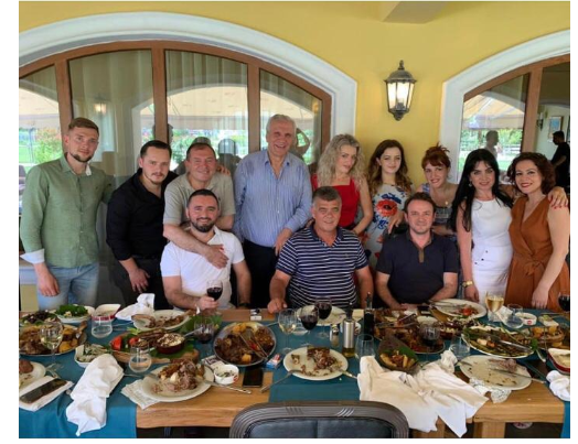 Pas vendimit të Metës/ Grupi i LSI-së mblidhet për drekë, mes tyre edhe deputetja e Gjirokastrës: Shqipëria do të ecë vetëm përpara (FOTO)