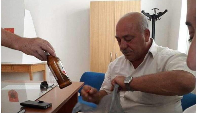 Delvinë, komisioneri ia kërcet me birra brenda qendrës së votimit (FOTO)