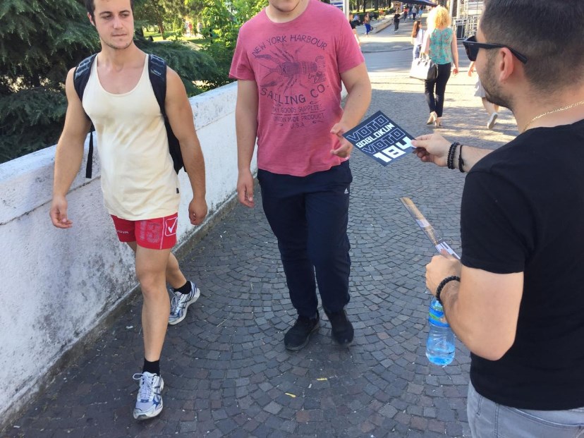 Voto “bablokun”, PD mbush Tiranën me fletushka (FOTO)