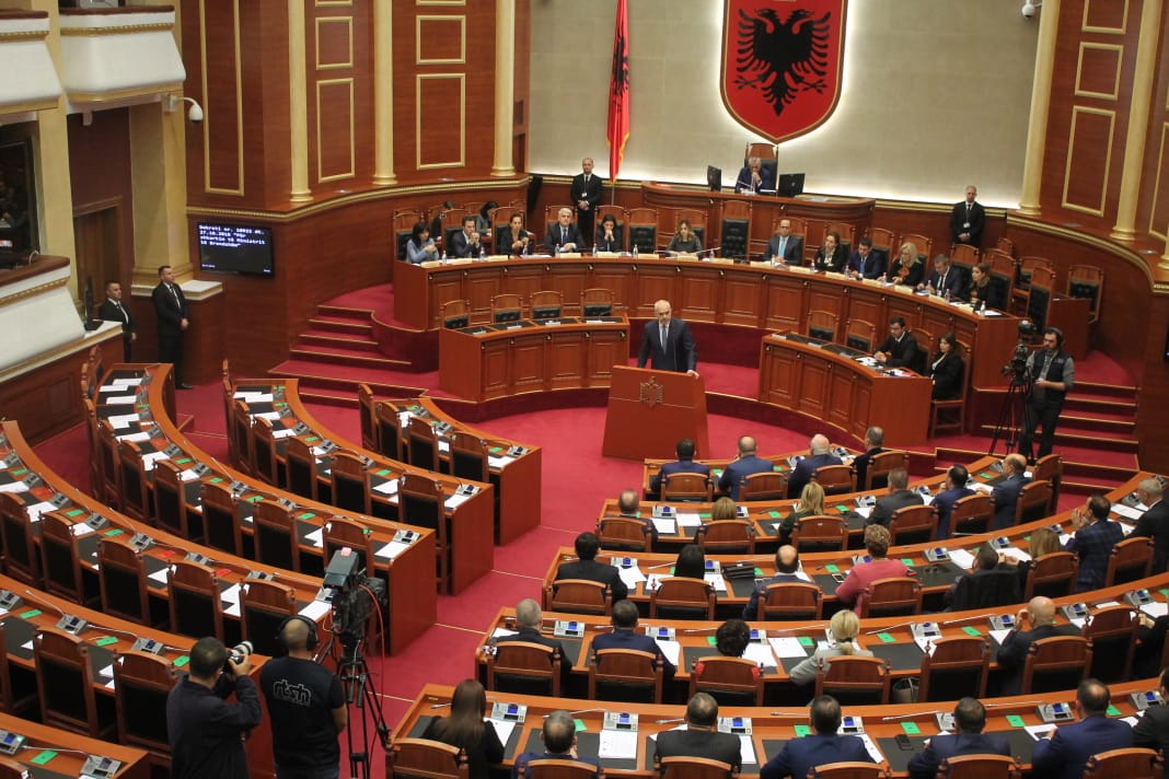 5 orë mocion në Kuvend, të enjten shkarkohet Ilir Meta