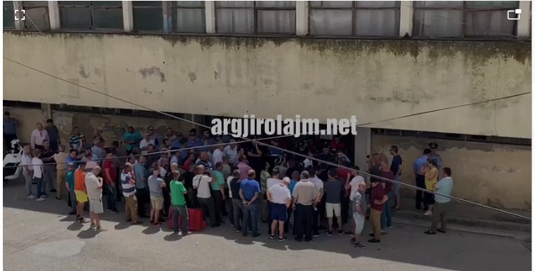 VIDEO/ Militantët e PD-së dhe punonjësit e Zamira Ramit mblidhen tek KZAZ-ja e Gjirokastrës