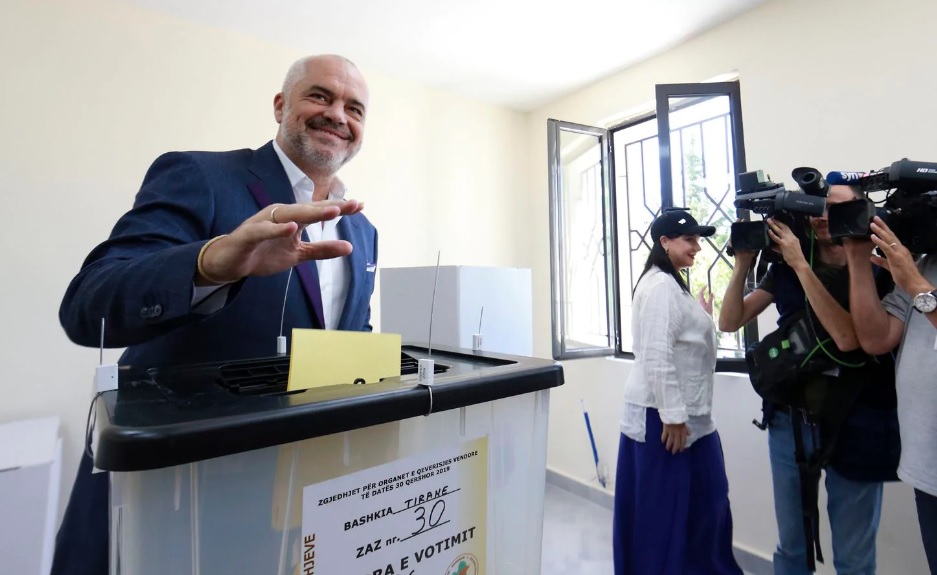 Washington Post: Shqipëria zgjedhje mes trazirave politike