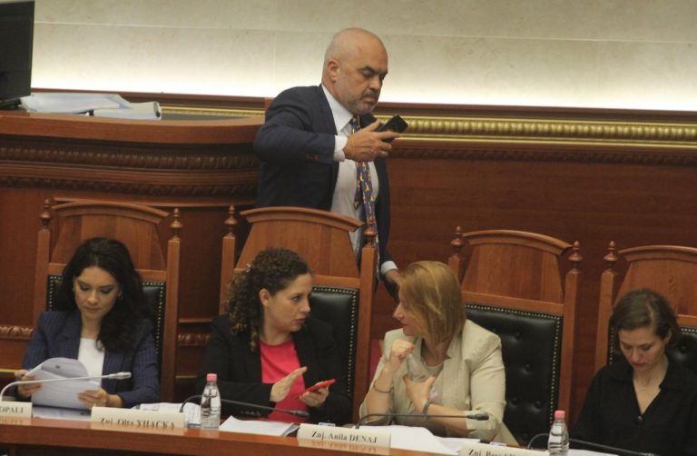 Një telefonatë urgjente nxjerr Ramën nga Kuvendi (FOTO)