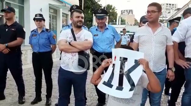 Sarandë, militantët e PD-së presin Ramën me protesta