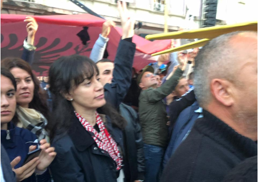 Bashkëshortja e Lulzim Bashës në protestë, ndjek fjalimin e kryetarit të PD-së (FOTO)