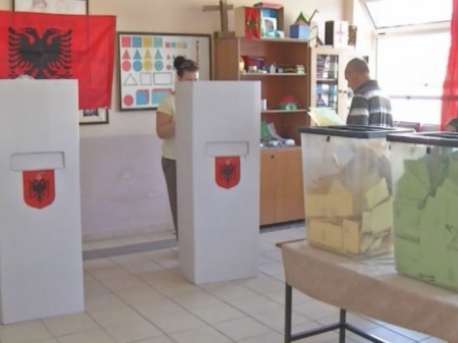 Mbyllet procesi i votimit/ Shqipëria zgjedh drejtuesit e rinj vendor