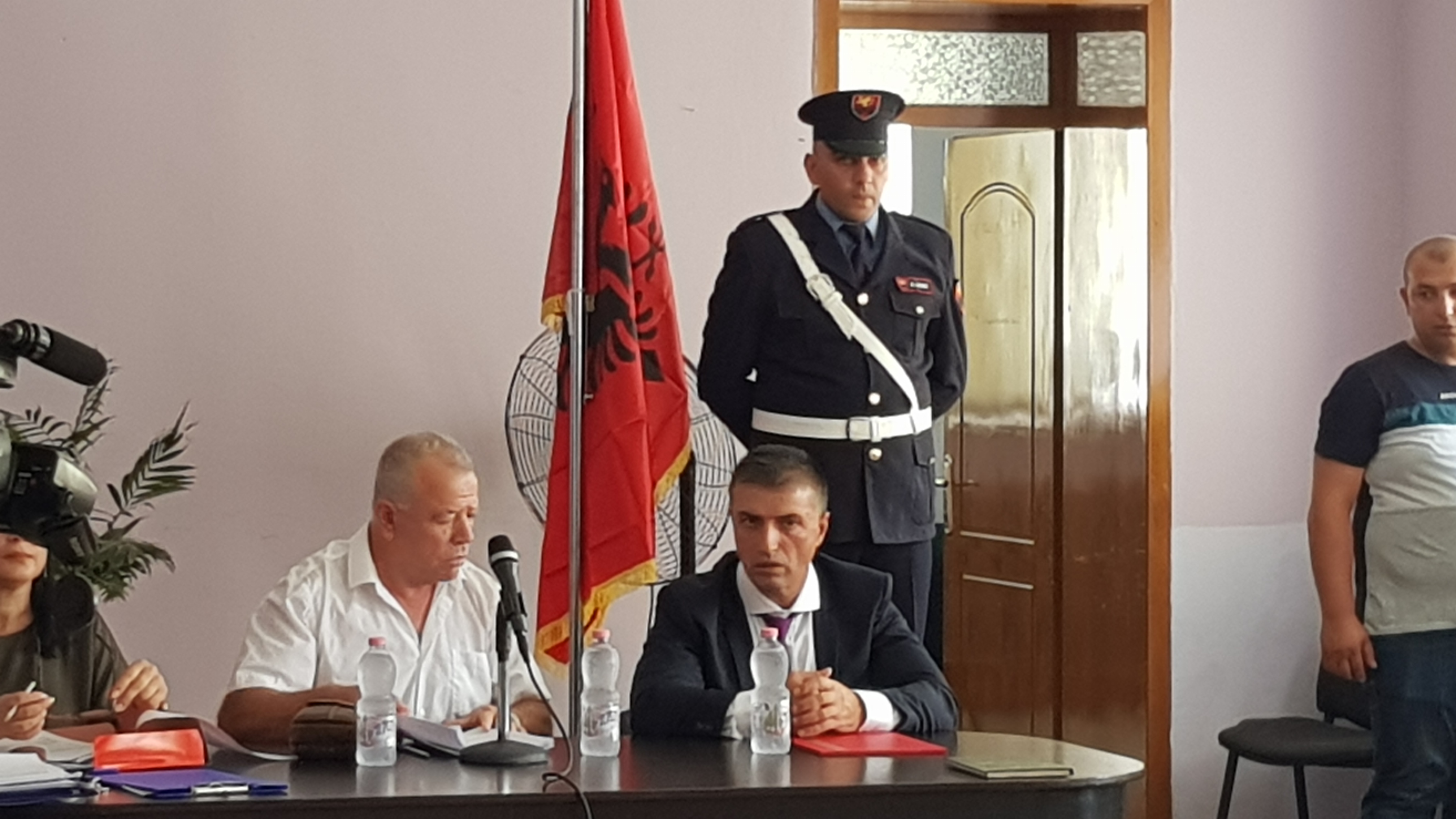 Kravatë me ngjyrën e PS-së dhe truproja nderi me kostum ceremonial, Tërmet Peçi nis mandatin e tretë në Bashkinë Tepelenë (FOTO)