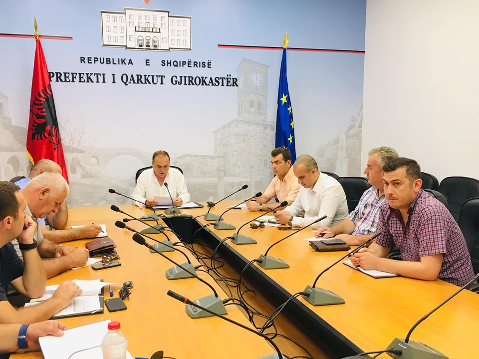 Aksioni për kuponin dhe sezoni turistik në Gjirokastër, prefekti mbledh drejtorët në takim: Ruani turistët nga manipulatorët