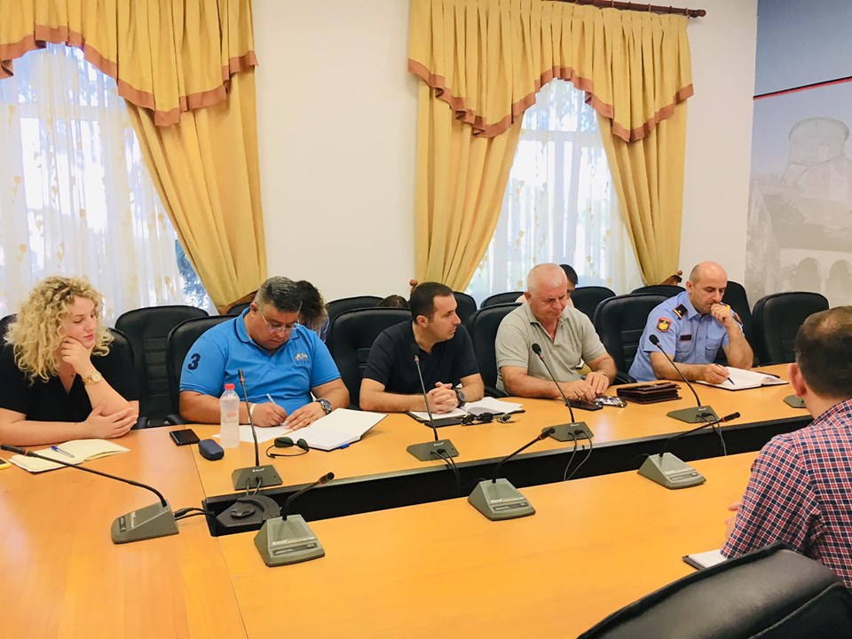 Aksioni për kuponin dhe sezoni turistik në Gjirokastër, prefekti mbledh drejtorët në takim: Ruani turistët nga manipulatorët