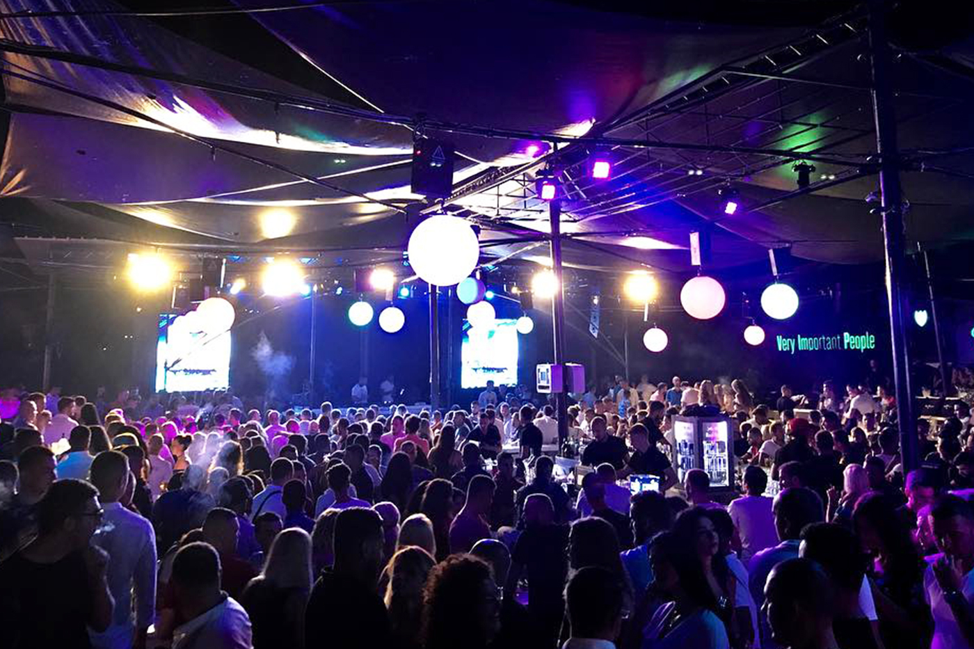 Dalin pamjet e sherrit në Jalë, njerëz që ulërasin dhe vrapojnë (VIDEO)