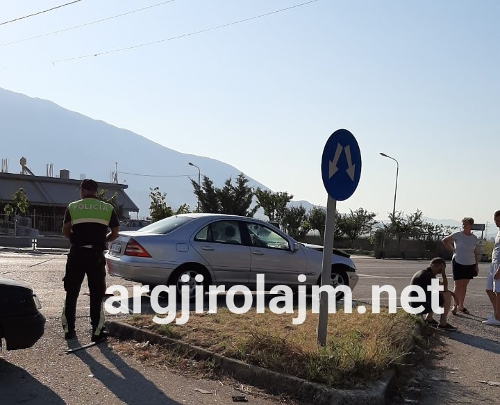 Aksident në Gjirokastër, përplasen dy makina tek kryqëzimi Sofratikës (FOTO)