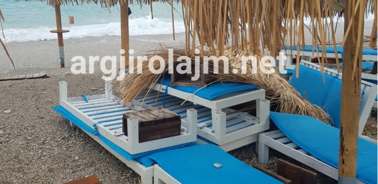 Moti i keq, shihni çfarë ndodh në plazhin e Dhërmiut (FOTO)