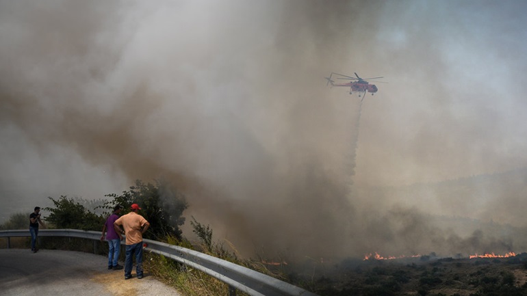 Zjarret në Greqi, flakët rrezikojnë katër fshatra (FOTO)