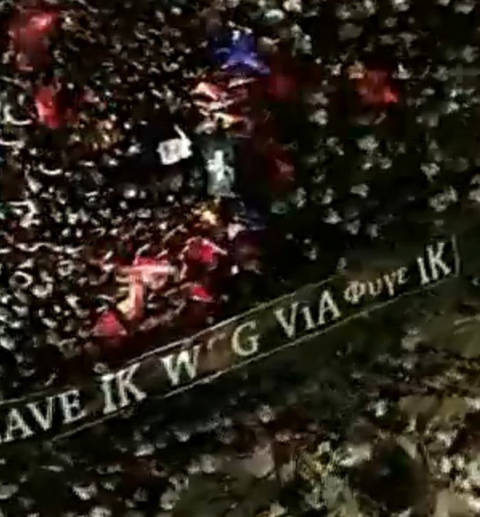 Protesta e opozitës, banderola edhe në gjuhën greke