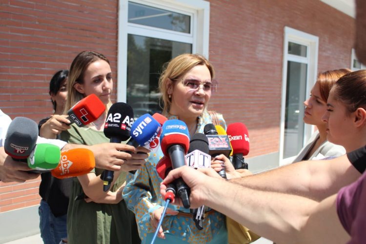 Veshja e Monika Kryemadhit sa 20 pensione fshati (FOTO)