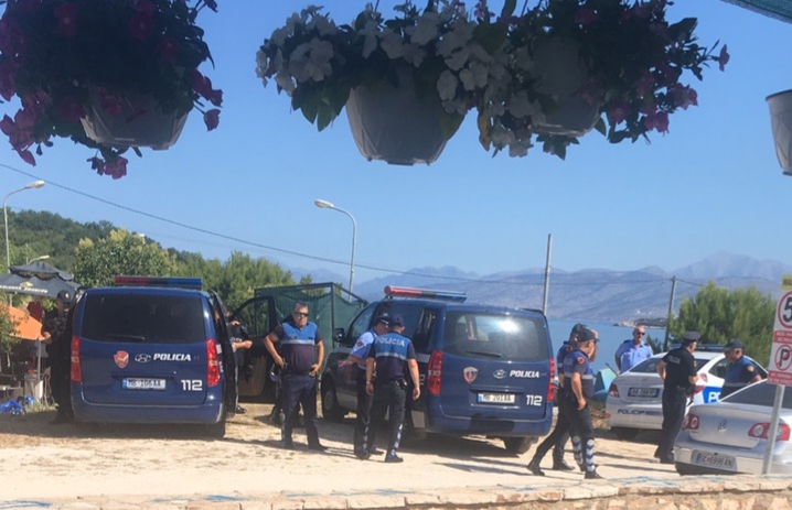 Tension në Ksamil, IKMT prish lokalin pa leje, banorët i lëshohen me gurë