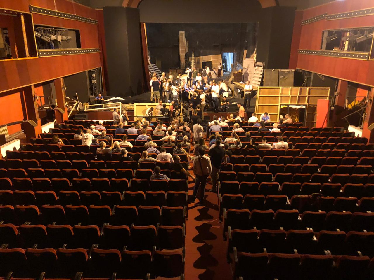 Dy orë ‘luftë’ me policinë, artistët, militantët e PD-së dhe Basha marrin Teatrin Kombëtar (FOTO)