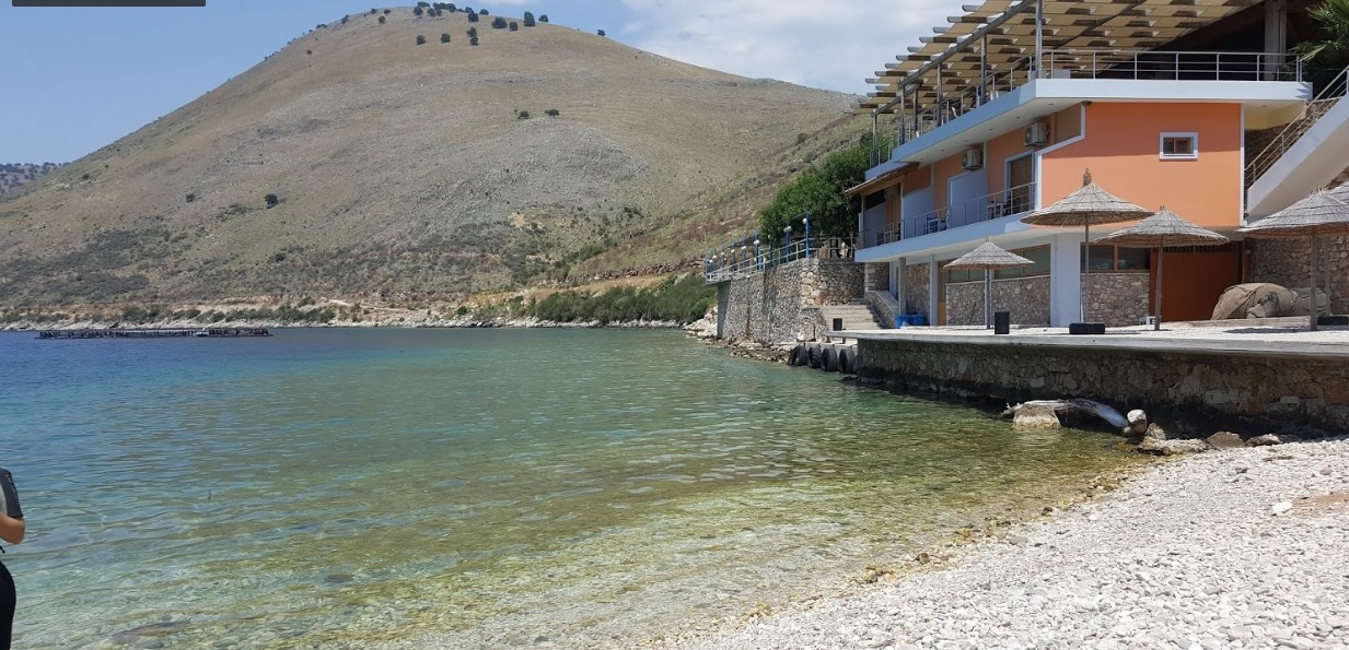 Mbyllet restoranti i Mihal Kokëdhimës, plazhi i lirë për turistët (FOTO)
