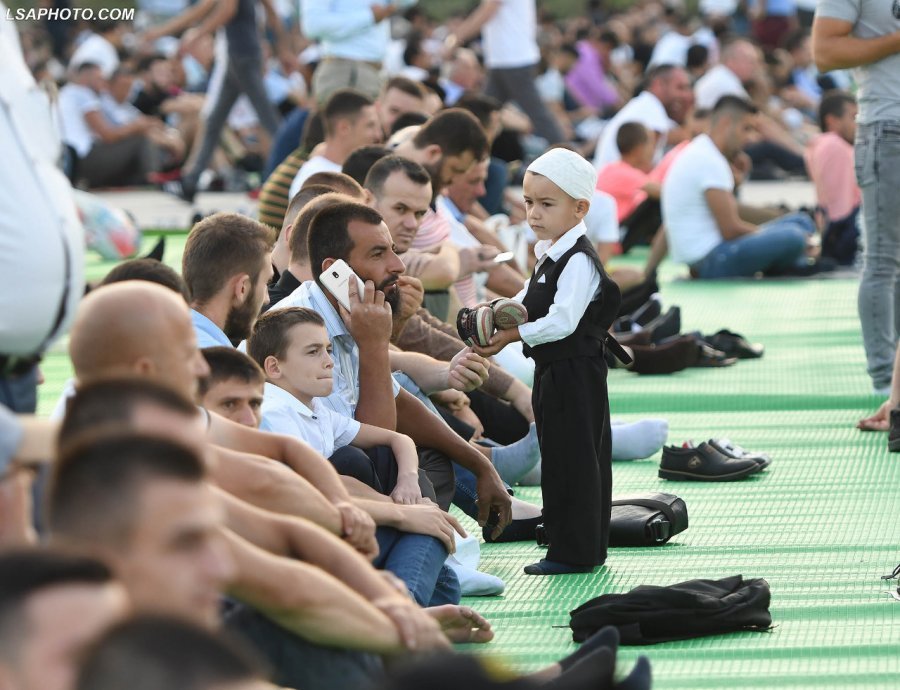 Besimtarët myslimanë kremtojnë Kurban Bajramin (FOTO)