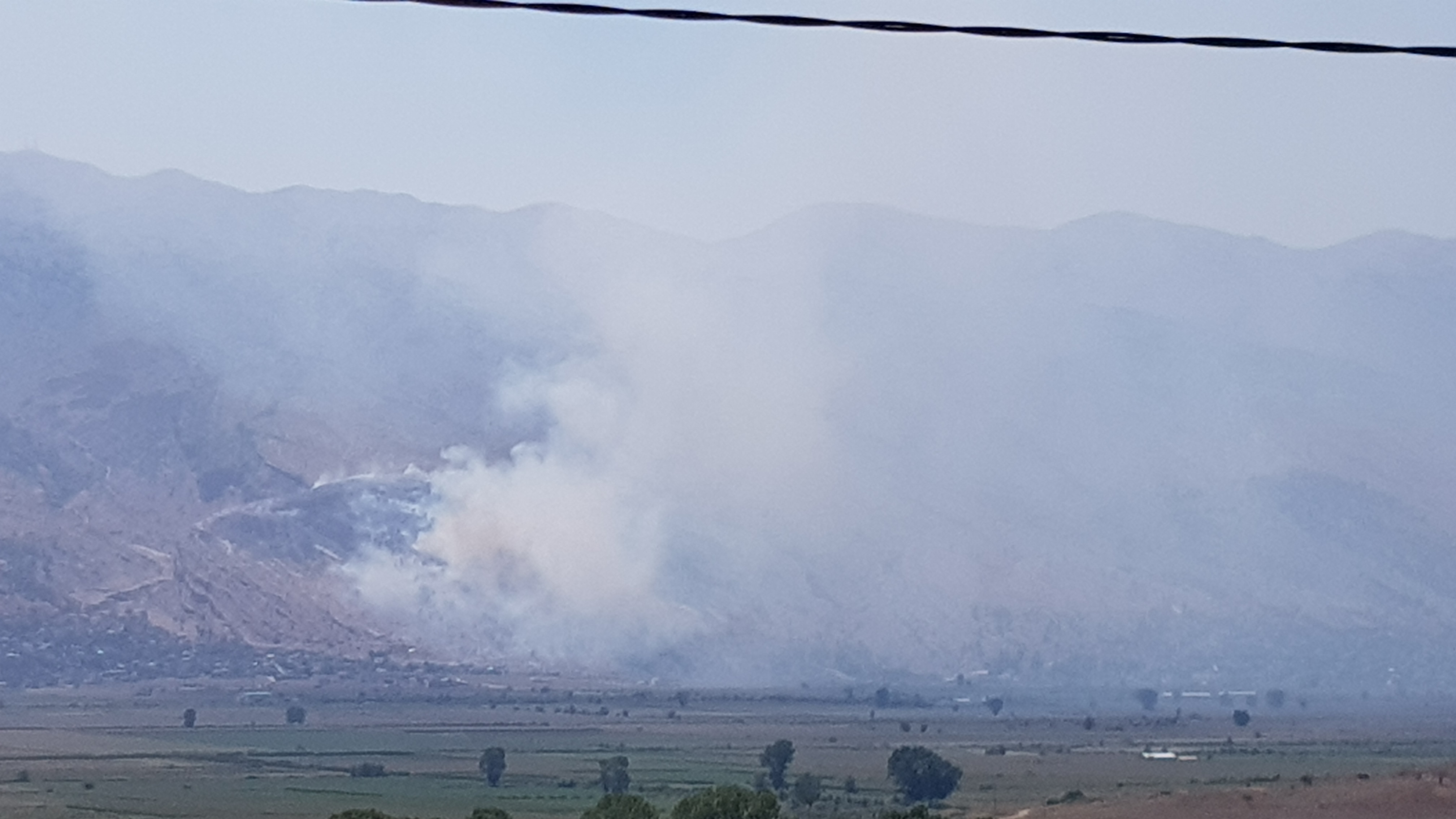 Zjarr i madh në Dropull, flakët i afrohen shtëpive në Dervician (FOTO)