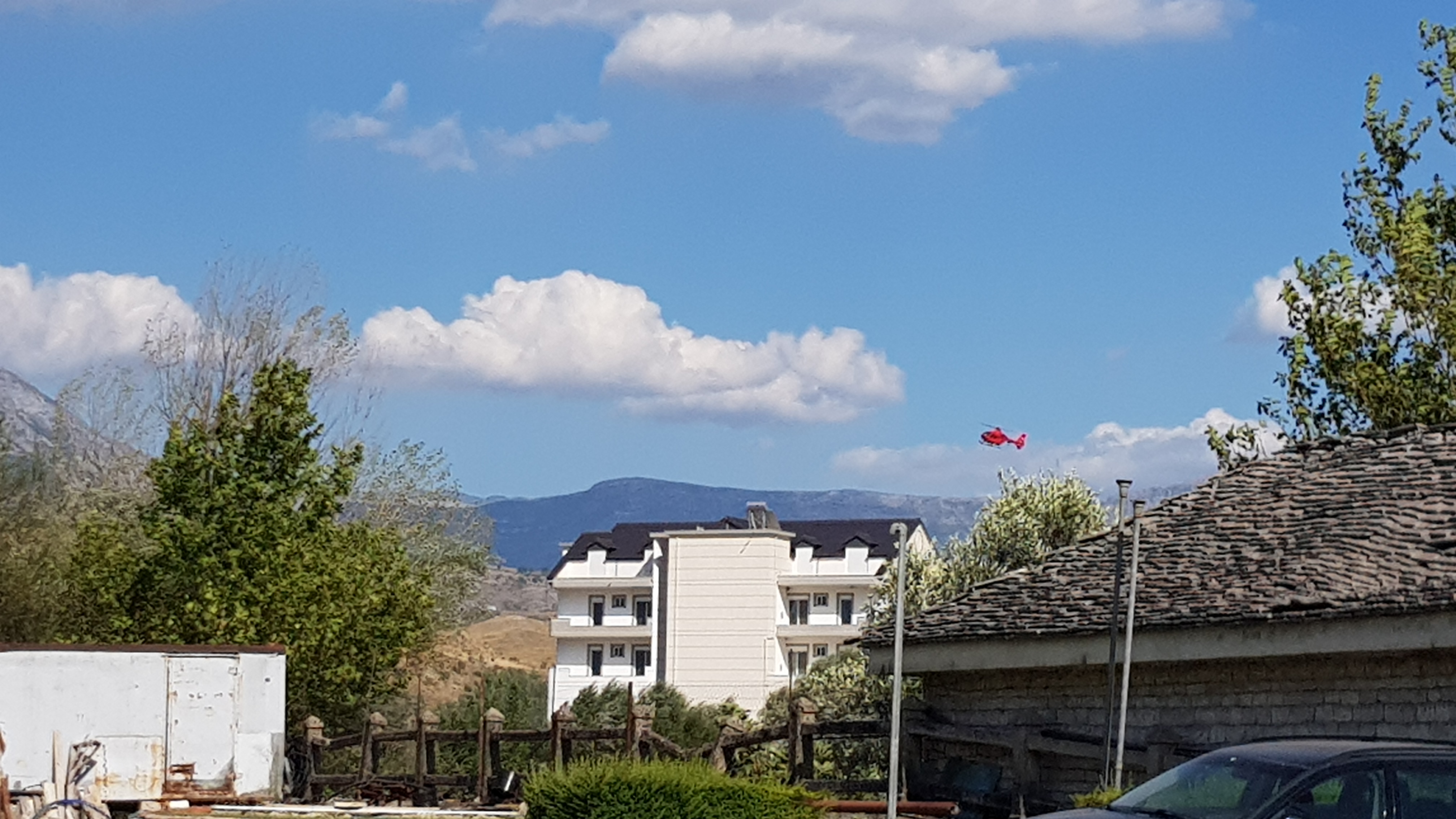 Aksidenti në Gjirokastër, mbërrin helikopteri për të marrë të plagosurit (FOTO)