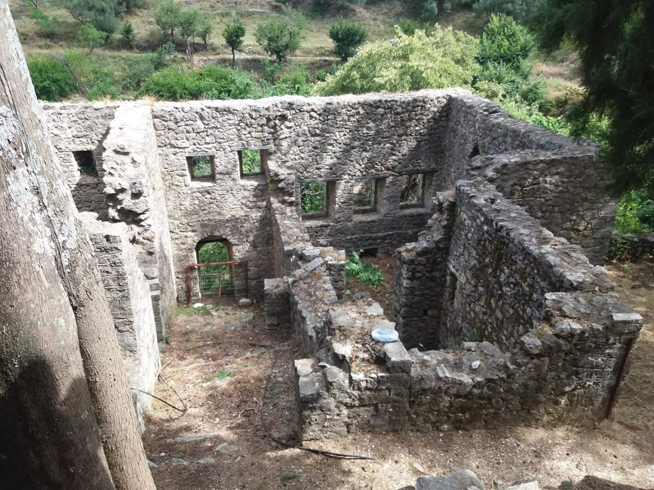 Delvinë, pastrohet nga bimët kompleksi muzeal i Xher Mëhallës