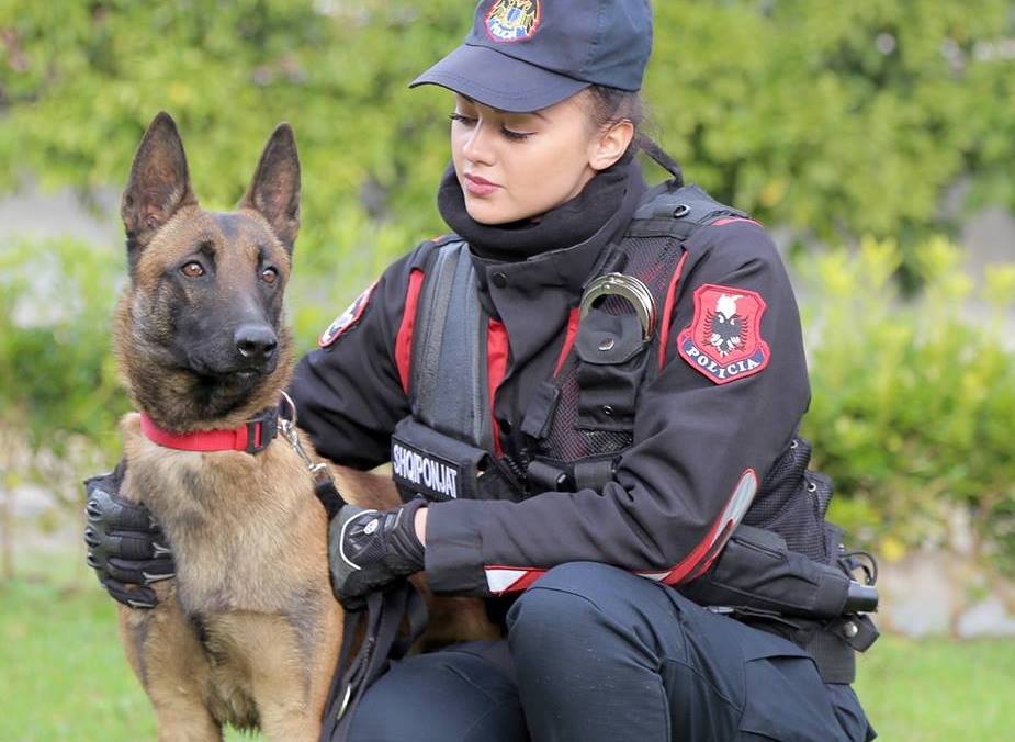 Flasin familjarët e gruas së ish policit të vrarë mbrëmë: Dea ngeli e vetme me dy fëmijë, Santiago i kishte lënë historitë e vjetra… (FOTO)
