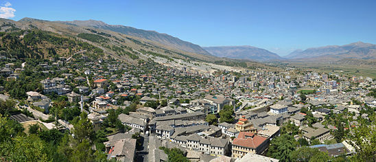 Aksident në zonën muzeale të Gjirokastrës, makina godet turisten angleze