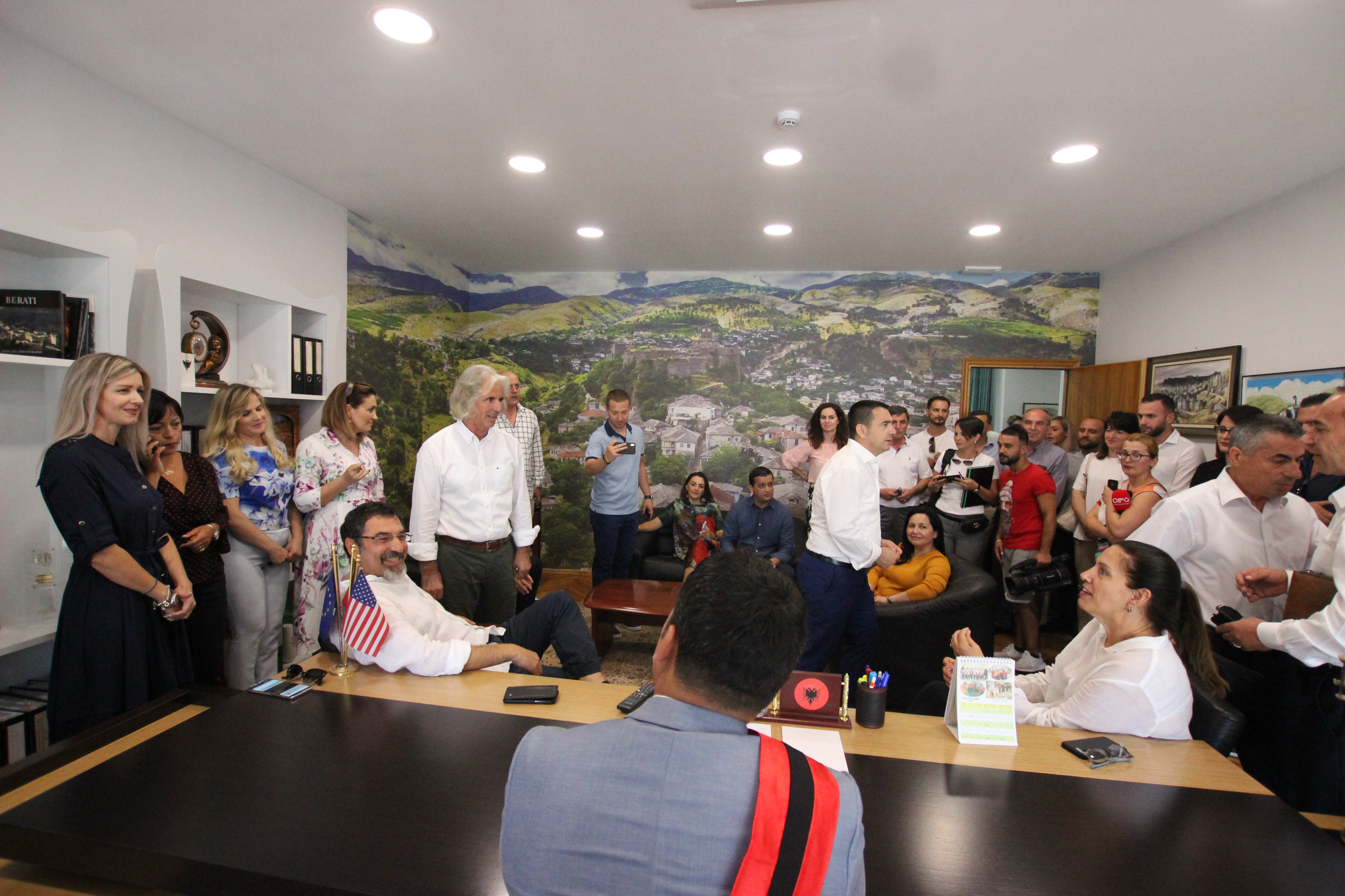 Ikën Rami vjen Golemi, të pathënat nga zyra e kryebashkiakut të Gjirokastrës