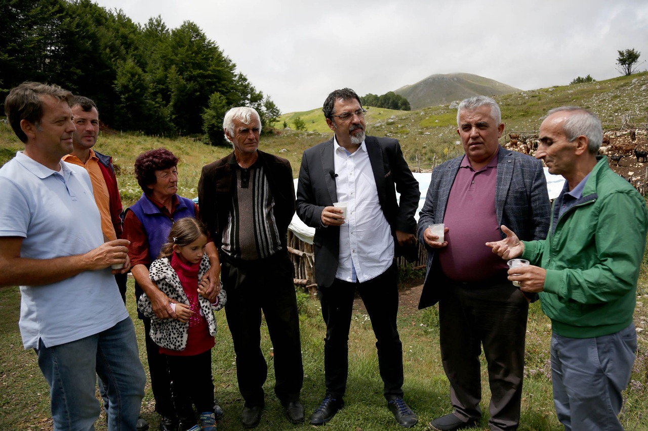 Ministri Çuçi: Vitin tjetër shtojmë mbështetjen për blegtorinë, subvencion për zgjerimin e tufave (FOTO)