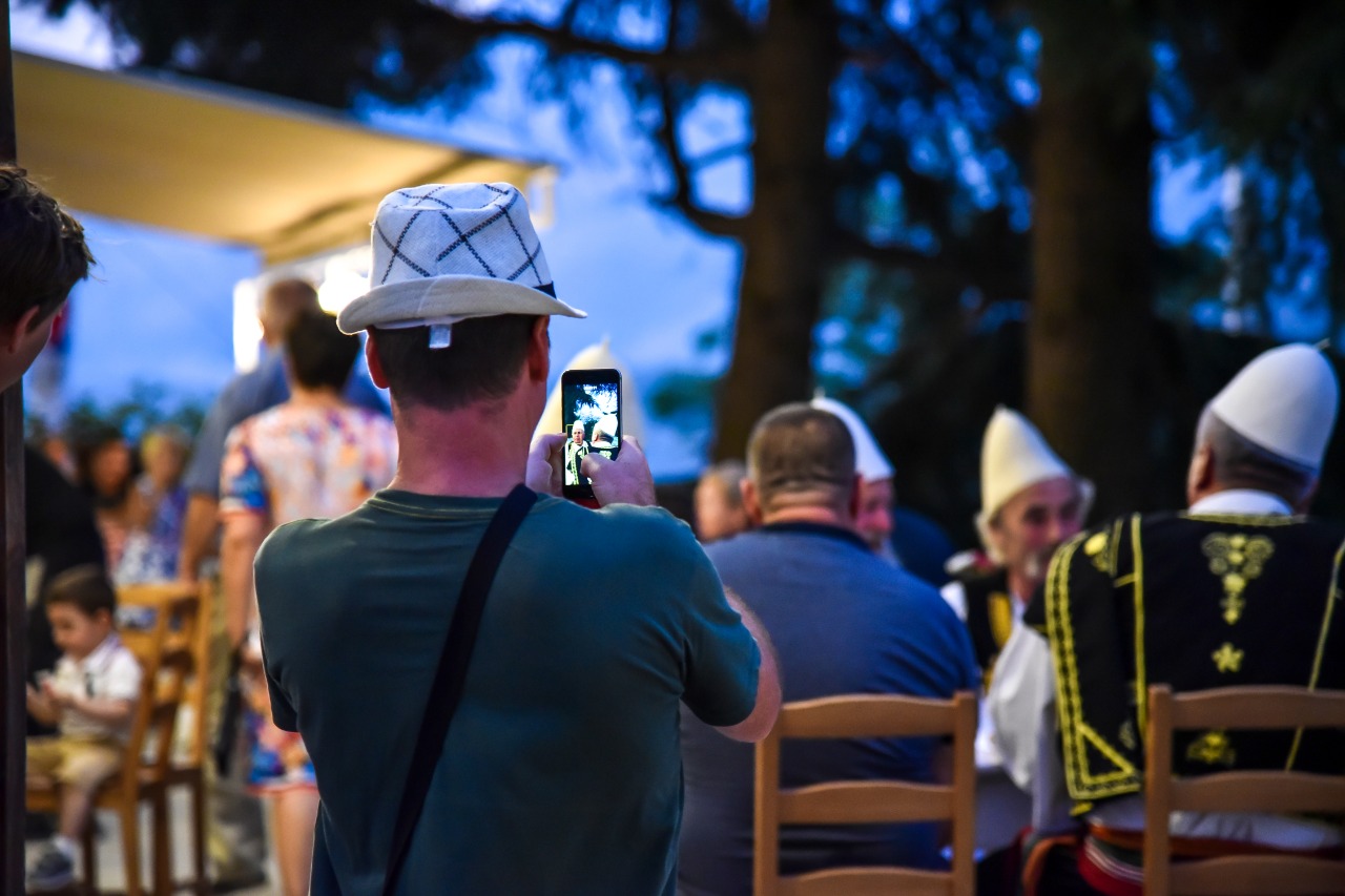 Gjirokastër, grupet polifonike në restorante tërheqin vëmendjen e turistëve (FOTO)