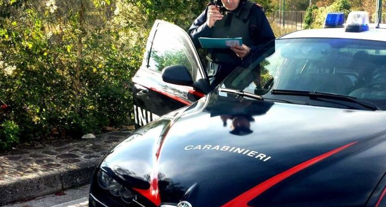 Në shtëpi me një grua, shqiptari ‘arratiset’ nga ballkoni me mbathje e kanotiere. Kur e kap policia …