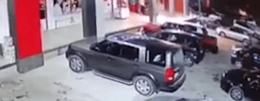 Kapet i riu nga Tepelena, shihni si i vuri flakën makinës së biznesmenit në Sarandë (VIDEO)