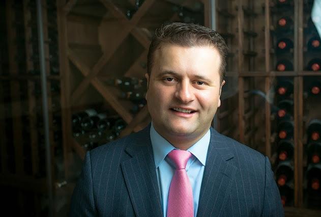 Histori frymëzuese/ Nga kamerier ne pronar restorantesh, shqiptari “rrëmben” çmimin e vitit në SHBA