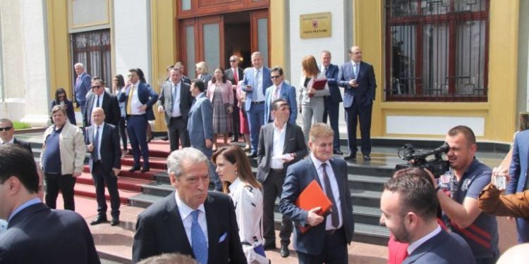 I kanë bërë ligjet për vete, edhe pse dogjën mandatin deputetët e opozitës paguhen me 650 euro në muaj deri në 2022