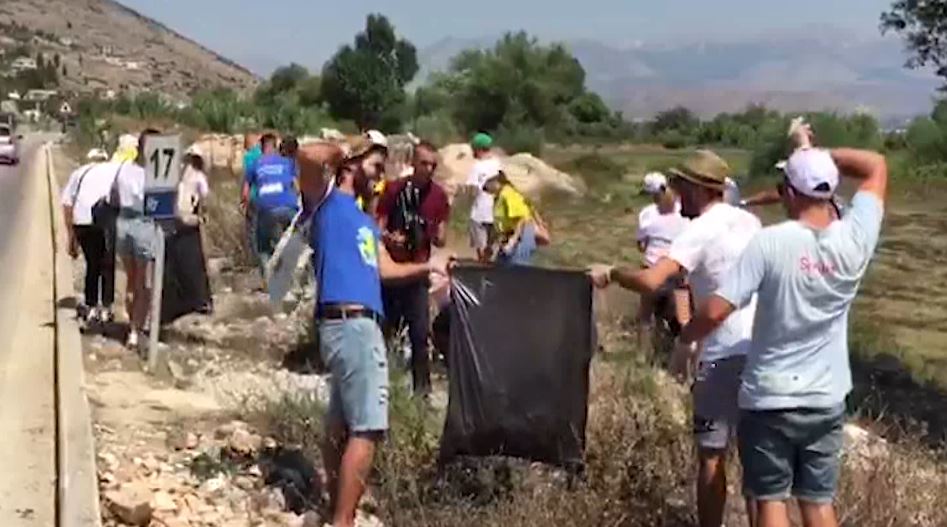 Vijon aksioni i pastrimit të plehrave në Sarandë, i bashkohet edhe ministri Klosi (VIDEO)