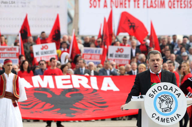 Dekorimi i ambasadores greke, reagon Shoqata ‘Çamëria’: Për cilat merita? Me rastin ‘Kacifas’ tentoi të minonte marrëdhëniet midis dy vendeve