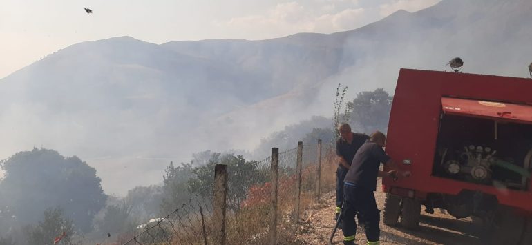 Zjarr i madh në Finiq, Ministria e Mbrojtjes dërgon 6 zjarrfikëse dhe 70 punonjës