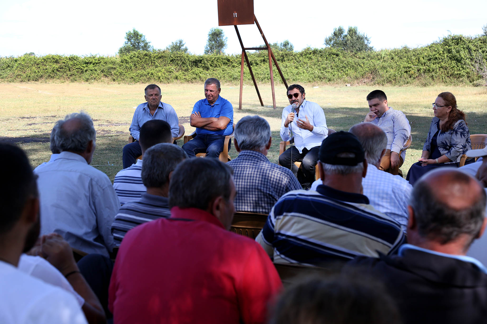 Ministri Çuçi takim me: Po bëjmë gati një skemë për naftë pa taksa. Me ligjin e ri, matrikulla për kafshët do të jetë falas