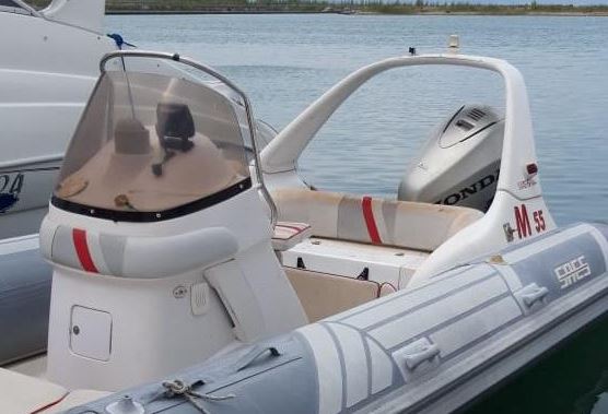 Gomonia pëson defekt në det, policia shpëton të rinjtë në Karaburun