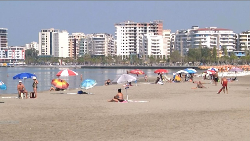 Kush tha që vera mbaroi? Edhe në Vlorë vijon të bëhet plazh
