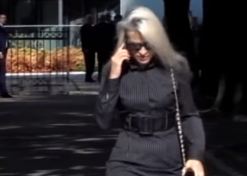 Gazetarët i ‘zënë pritë’ deputetes që mbajti fjalimin skandaloz, ajo i injoron duke folur në telefon (VIDEO)