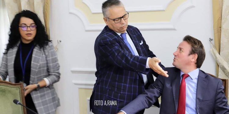 I zuri vendin në Kuvend, Bashkim Fino “sherr” me deputetin e LSI-së