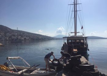 Sarandë, nxirren 500 goma nga thellësia e detit (FOTO)