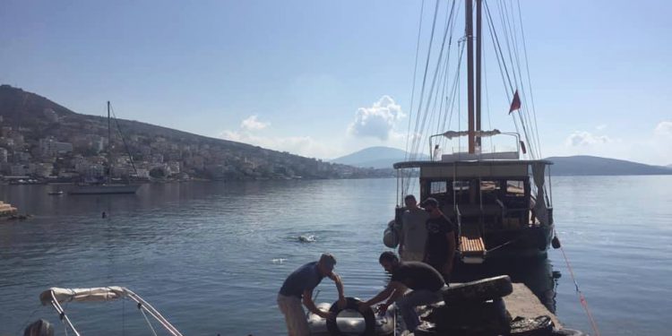 Sarandë, nxirren 500 goma nga thellësia e detit (FOTO)