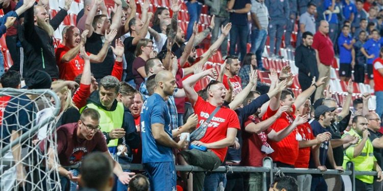 Pamje të rënda nga Athina, shihni çfarë ka ndodhur në ndeshjen Olimpiakos-Bajern (FOTO)
