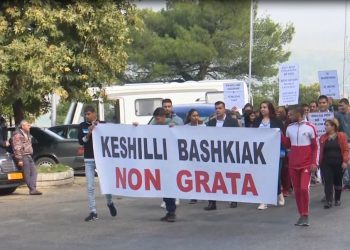 Një protestë simpatike në Gjirokastër, Gramoz Braho shpall “non grata” Këshillin Bashkiak tani që nuk është më pjesë e tij